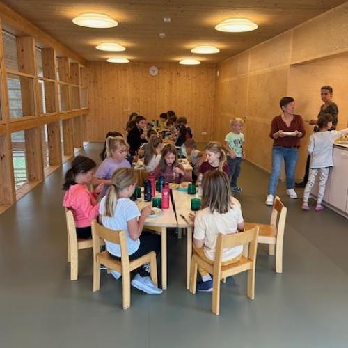 Kinder bei der Jause