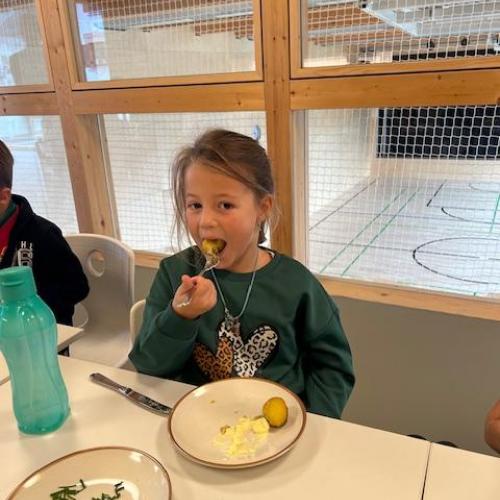 Kind mit Jause