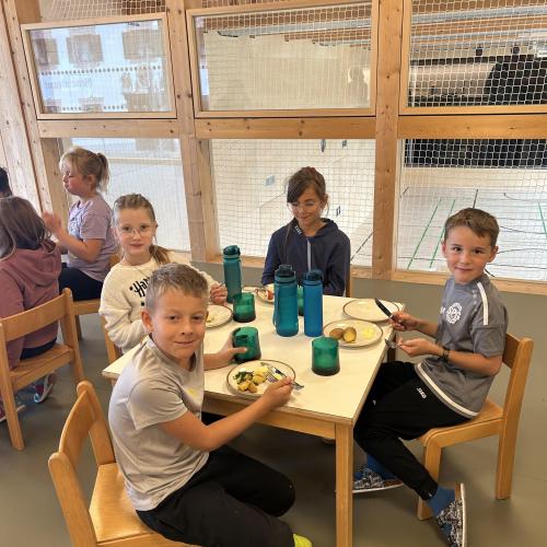 Vier Kinder bei der Jause