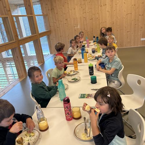 Viele Kinder beim Essen