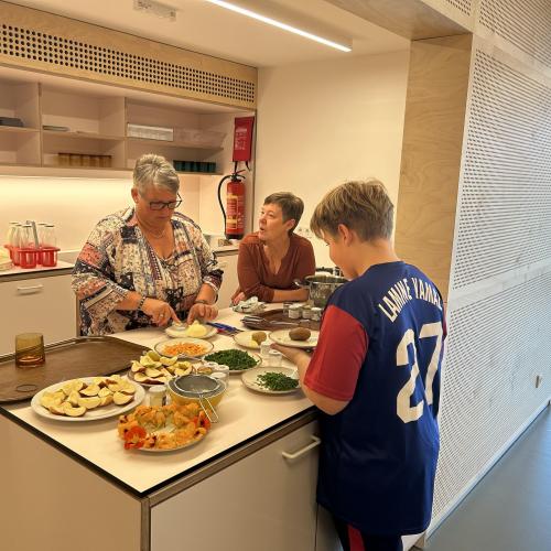 Bäuerinnen beim Anrichten der gesunden Jause.