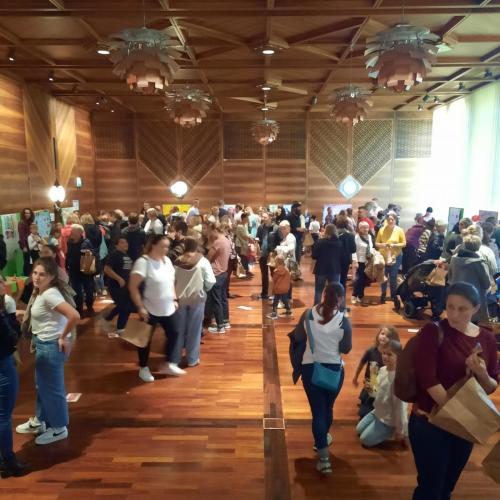 Die volle Verkaufshalle in der Wirtschaftskammer Reutte