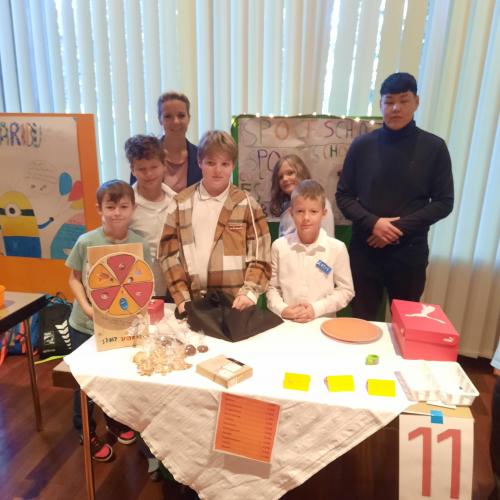 Kinder an ihrem Verkaufsstand