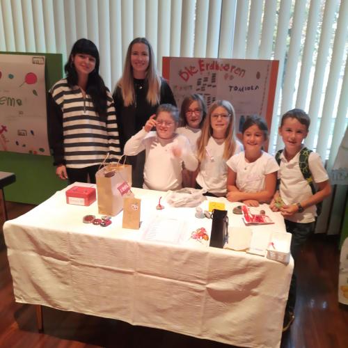 Kinder an ihrem Verkaufsstand