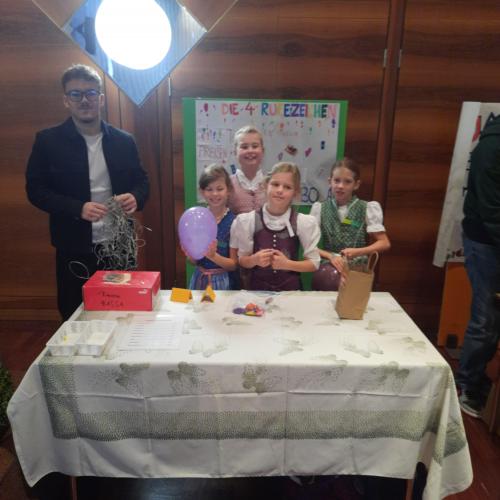 Kinder an ihrem Verkaufsstand