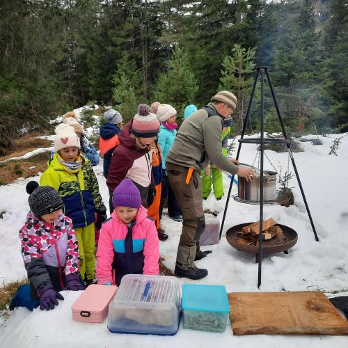 Waldaufseher bei der Feuerstelle