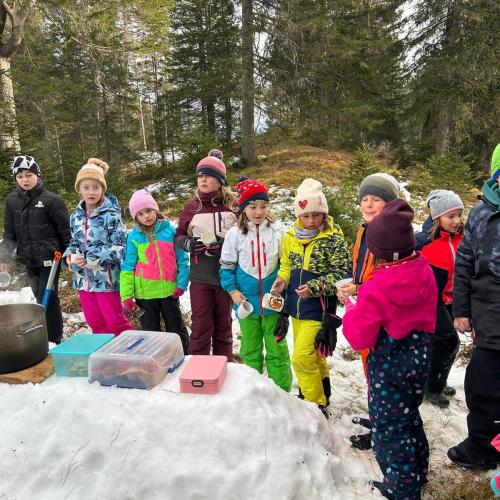 Kinder genießen Kinderpunsch.