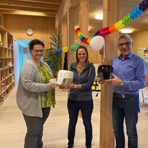 Lehrperson bekommen den Hyla überreicht