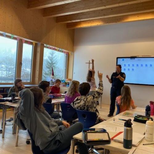 Polizistin stellt Fragen 