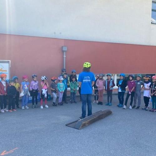 Trainer und SchülerInnen