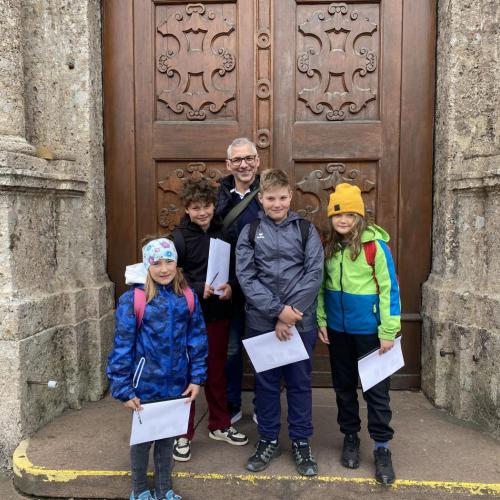 Schüler und Lehrer vor der Basilika Wilten 