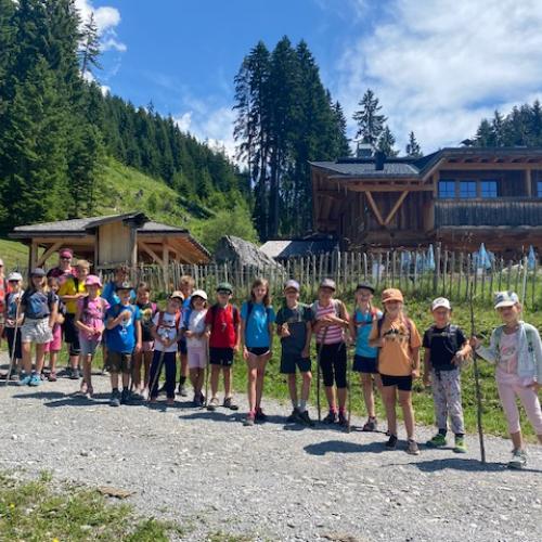 Schüler und Lehrpersonen vor dem Kasermandl