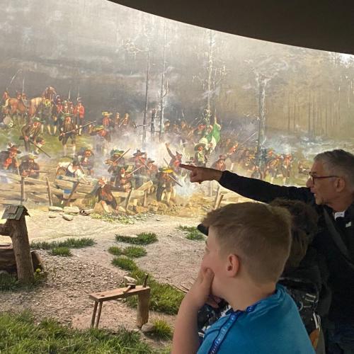 Lehrer Thomas erklärt das Riesenrundgemälde