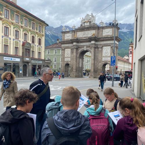 Vor der Triumphpforte