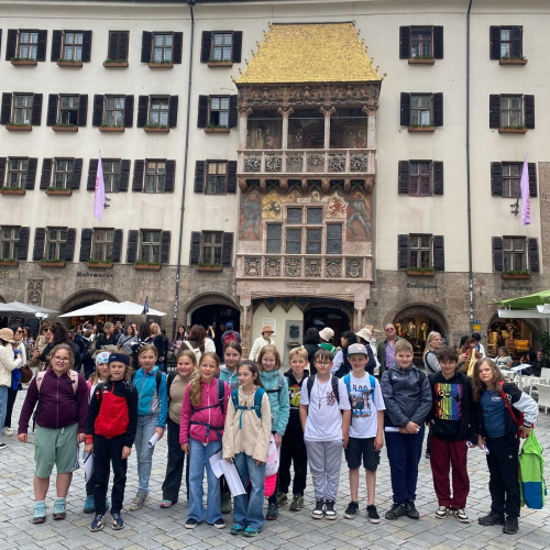 Schüler/innen vor dem Goldenen Dachl