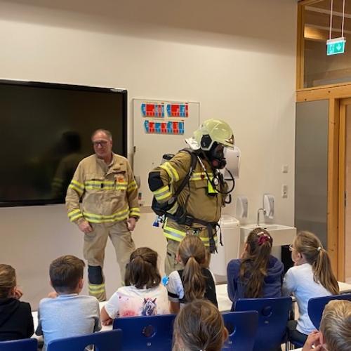 Feuerwehrmänner in der Klasse