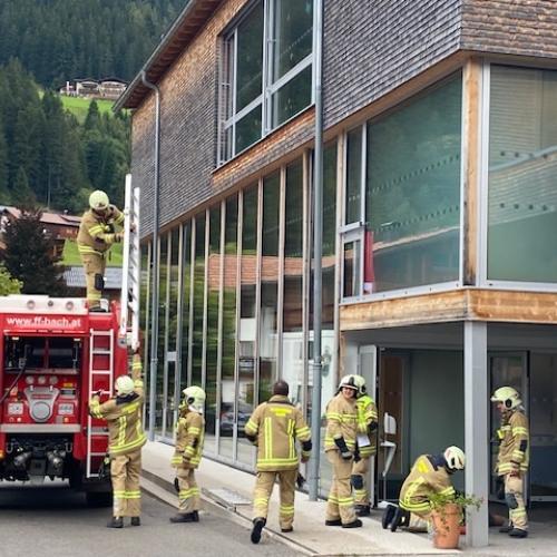 Feuerwehr vor der Schule
