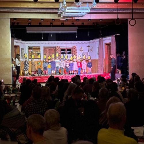 Kindergartenkinder stellen Flammen dar