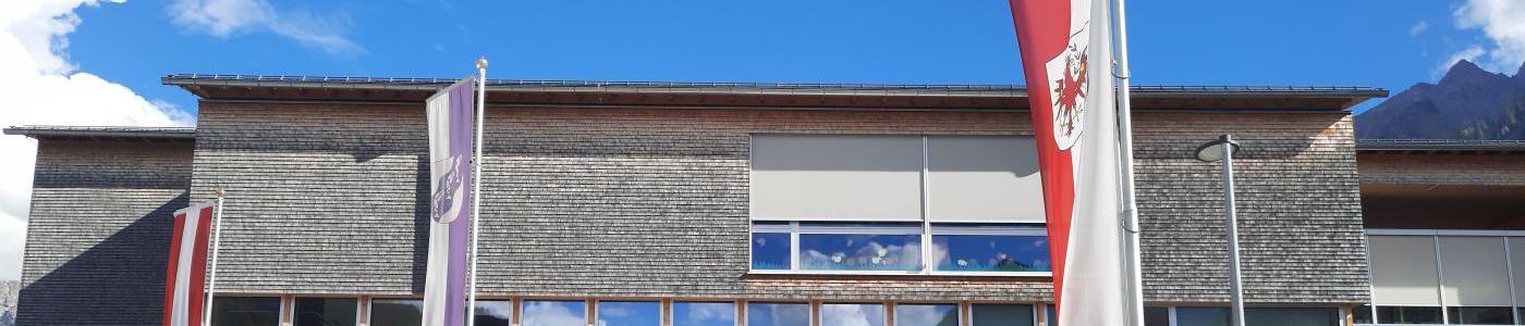 Schulgebäude mit Dorfplatz