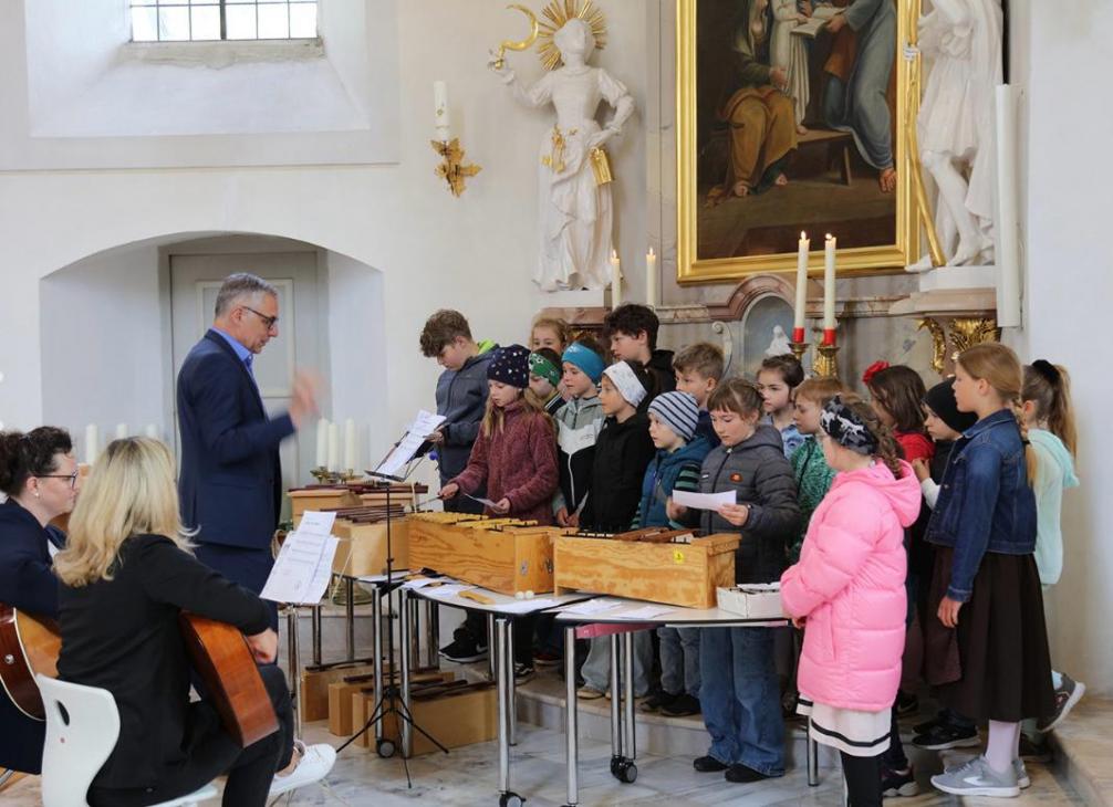 Kinder in der Kirche beim Singen