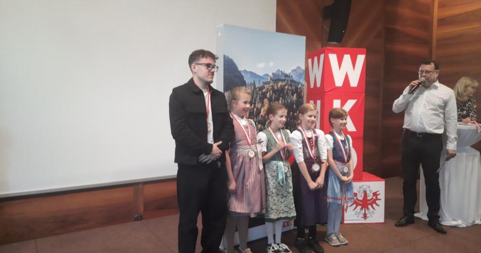 Kinder bei der Preisverteilung