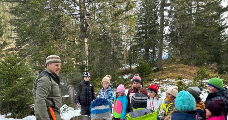 Waldaufseher mit Kinder