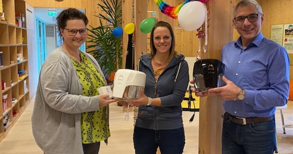 Lehrperson bekommen den Hyla überreicht