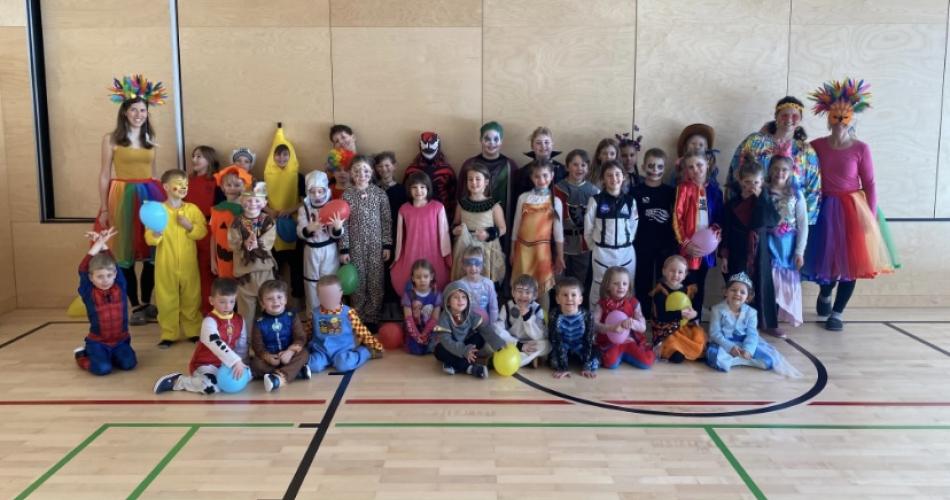 Verkleidete Kinder und Lehrpersonen/ Kindergartenpädagogen