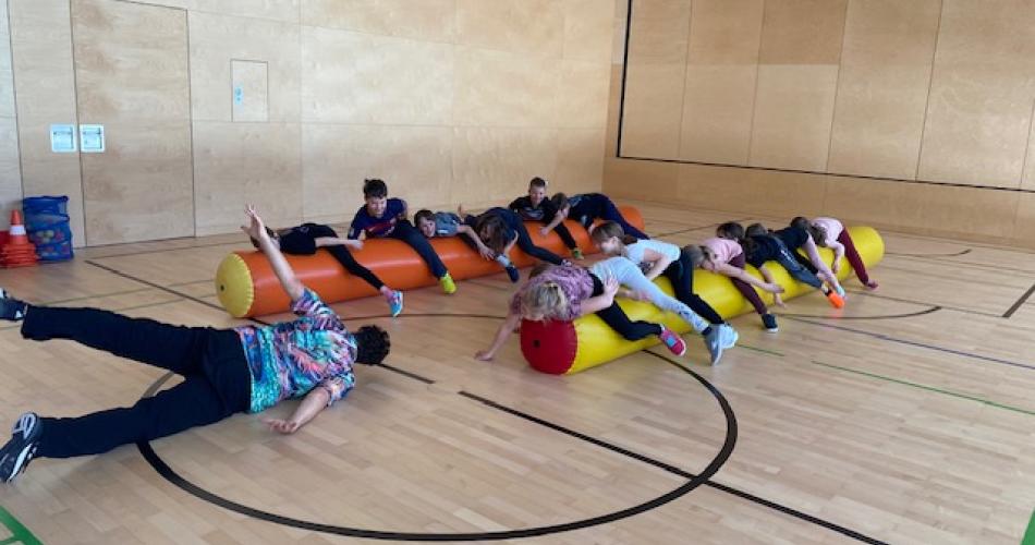 Hopsi und Schüler/innen