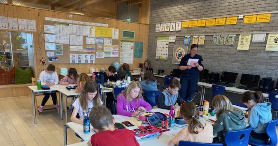Schüler/innen und Polizistin