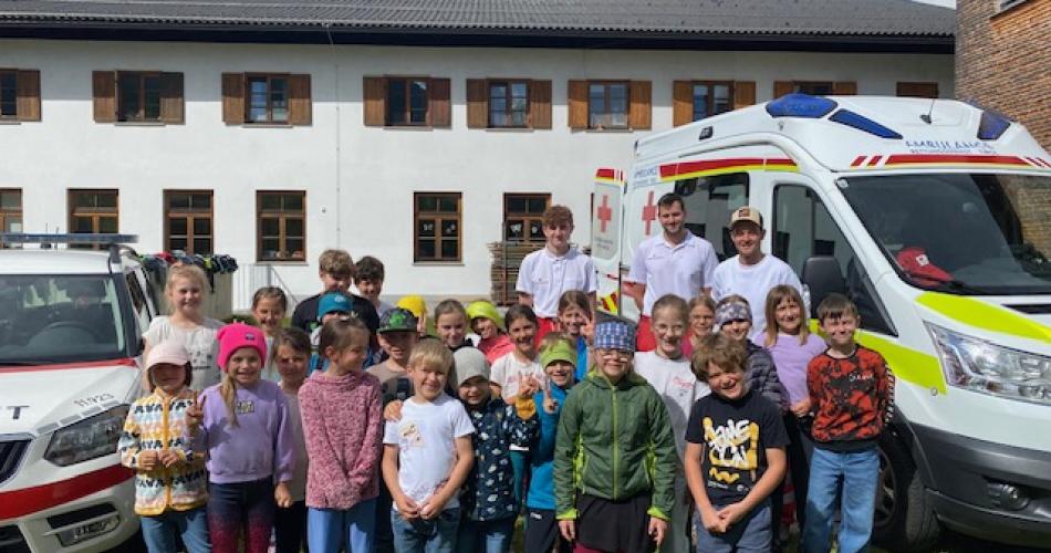 Schulkinder und Mitarbeiter des Roten Kreuzes