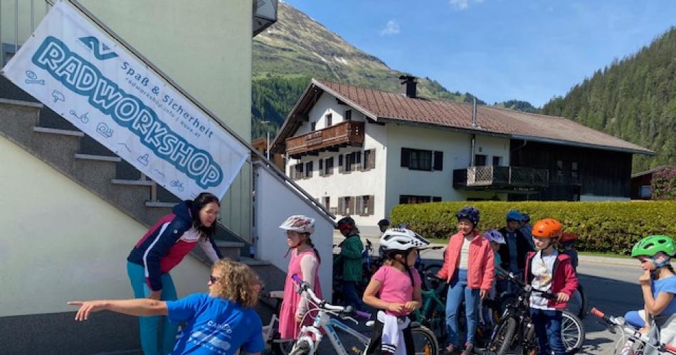 Trainer erklärt den Übungsparcours