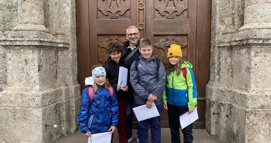 Schüler und Lehrer vor der Basilika Wilten 