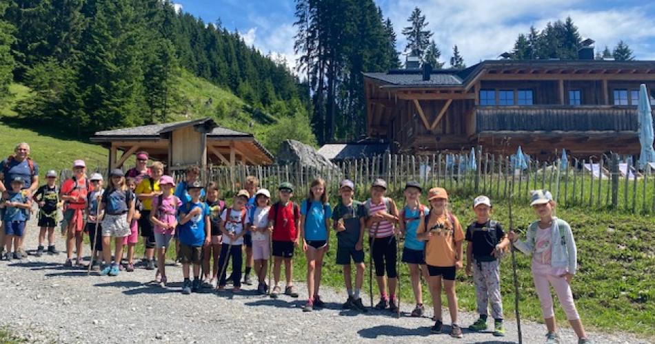 Schüler und Lehrpersonen vor dem Kasermandl